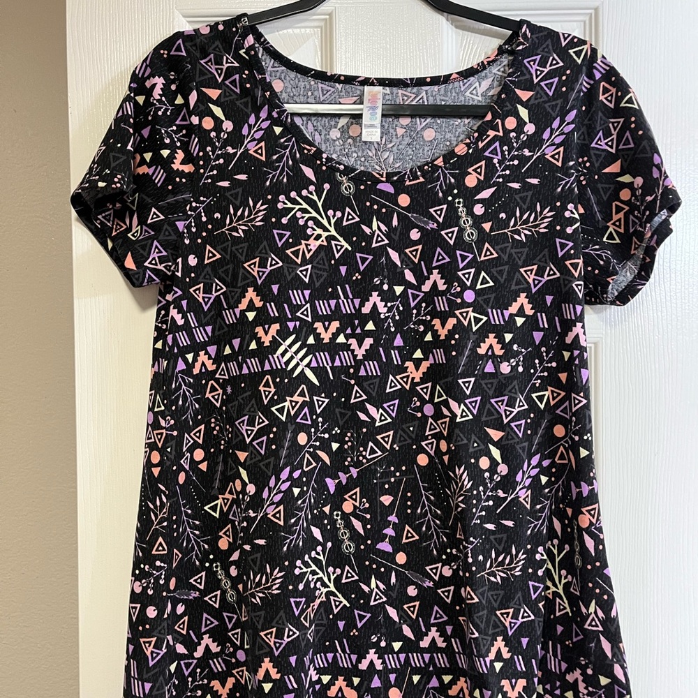 LuLaRoe Classic tee. Small. High-low hem. Multicolored pattern.